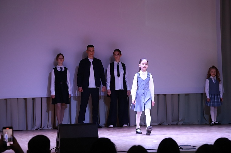 Дефиле школьной одежды устроили в Тюмени для родителей и детей