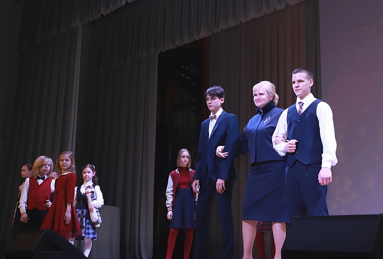 Дефиле школьной одежды устроили в Тюмени для родителей и детей