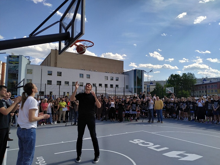 На открытие центра уличного баскетбола мирового уровня в Тюмень приехал Андрей Кириленко