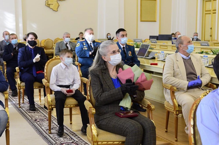 Одиннадцатиклассники из Ялуторовска получили награды за мужественный поступок