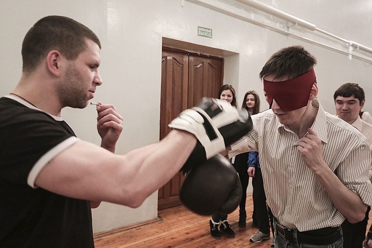 Тюменским студентам показали мир глазами слепых