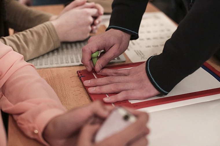 Тюменским студентам показали мир глазами слепых