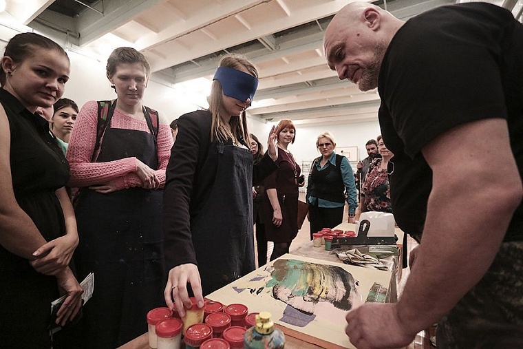 Тюменским студентам показали мир глазами слепых