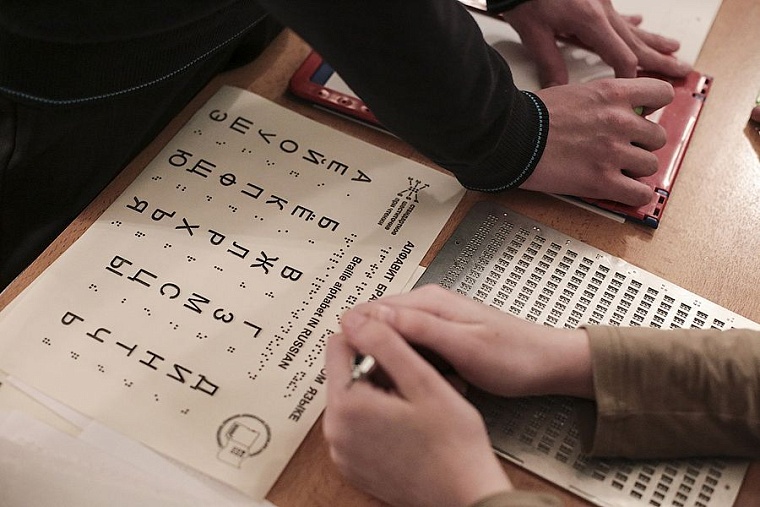 Тюменским студентам показали мир глазами слепых