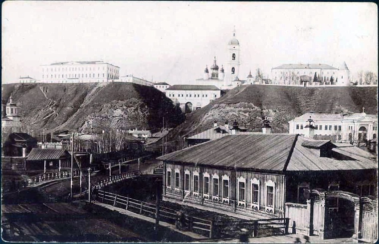 Ордена на груди Тобольска. Революционер - любимец фортуны