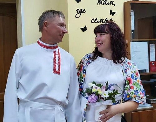 В День флага пара влюбленных поженилась в костюмах с русским колоритом