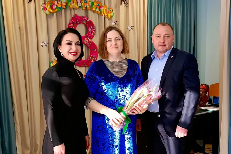 Депутаты Тюменской городской думы вручили благодарственные письма сотрудницам сферы образования