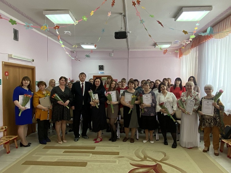 Депутаты Тюменской городской думы вручили благодарственные письма сотрудницам сферы образования