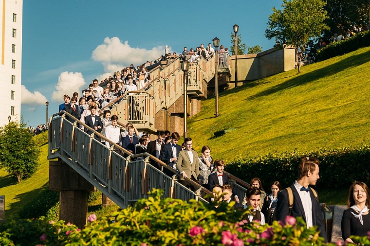 В Минпросвещения назвали рекомендуемые даты для последних звонков и выпускных в школах в 2024 году