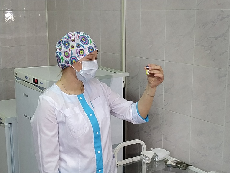 В тюменской поликлинике №14 подросткам поставили первые вакцины от ковида