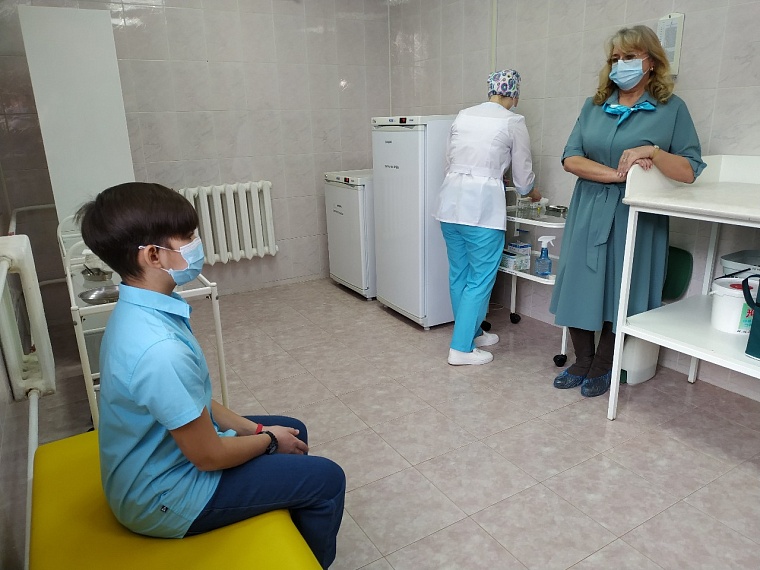 В тюменской поликлинике №14 подросткам поставили первые вакцины от ковида
