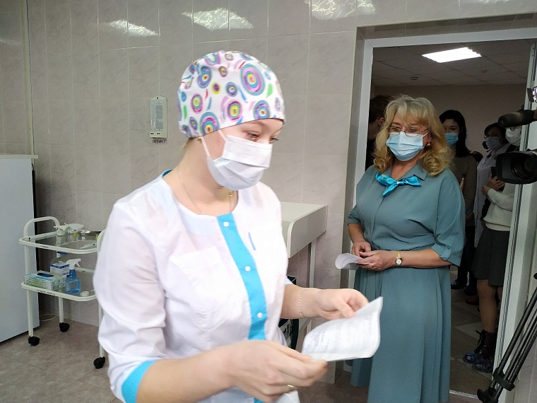 В тюменской поликлинике №14 подросткам поставили первые вакцины от ковида