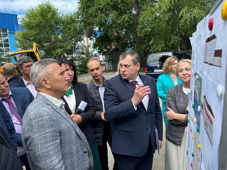 Александр Моор проконтролировал ход работ по капремонту школы №22