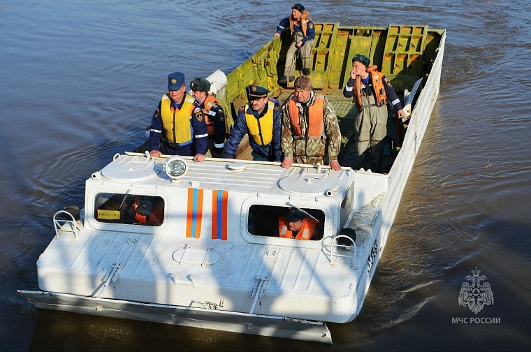 В Тюменской области для работы в условиях паводка подготовили плавающий гусеничный транспортер