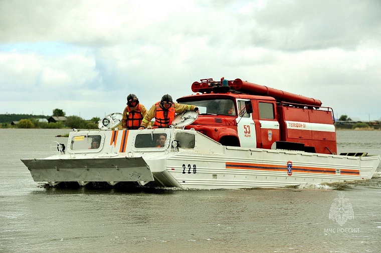 В Тюменской области для работы в условиях паводка подготовили плавающий гусеничный транспортер