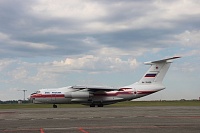 Задействованный на тушении пожаров в Тюменской области Ил-76 берет на борт более 40 тонн воды