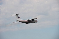 Задействованный на тушении пожаров в Тюменской области Ил-76 берет на борт более 40 тонн воды