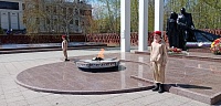 В Тюмени школьники заступили в почетный караул на площади Памяти