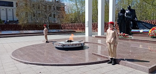 В Тюмени школьники заступили в почетный караул на площади Памяти