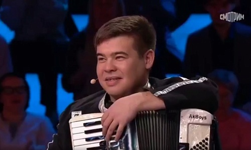 Первый из УрФО! Тюменский музыкант спел в студии у ведущего Андрея Малахова