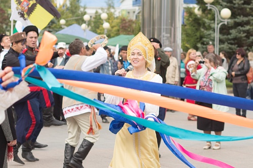 "Мост дружбы": 22 национальных подворья, игры, угощения и большой концерт