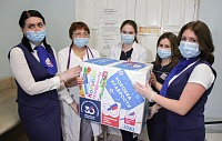Краски, пазлы, книжки: в ишимскую больницу передали "Коробки храбрости"