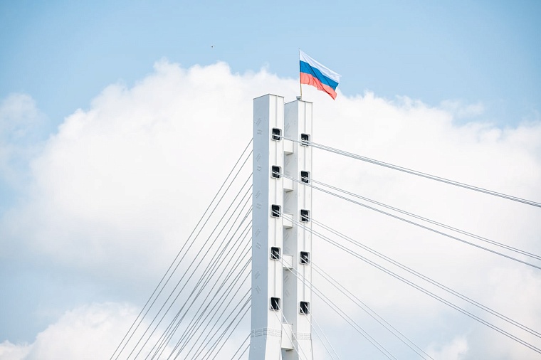 В Тюмени развернут триколор в честь Дня России