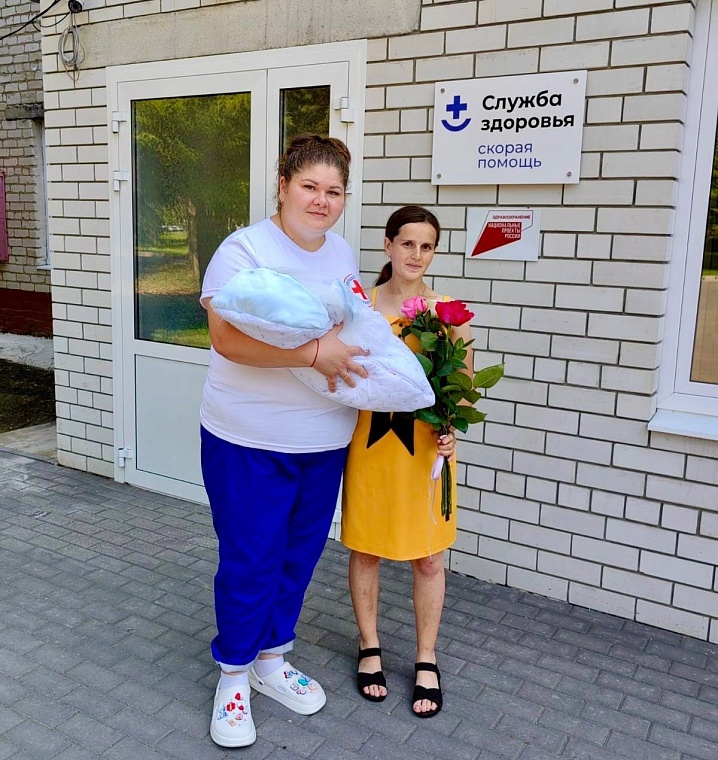 На фото: Галина и фельдшер с ребенком