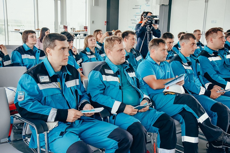 Молодые депутаты Тюменской области побывали на площадке СИБУРа