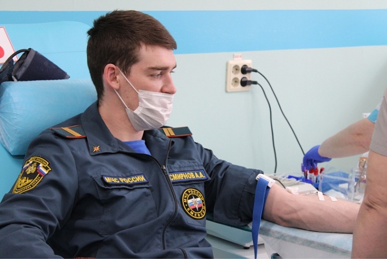Тюменские сотрудники МЧС стали участниками акции по сдаче донорской крови