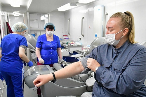 Специалисты департамента соцразвития Тюменской области стали донорами крови