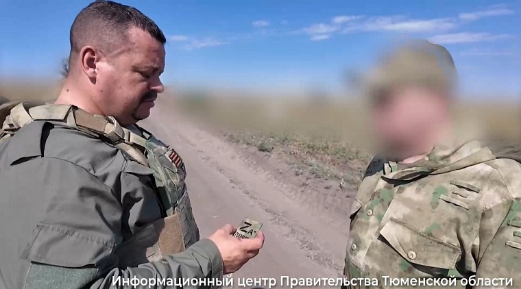 Тюменским бойцам передали памятный шеврон "Za Памира"