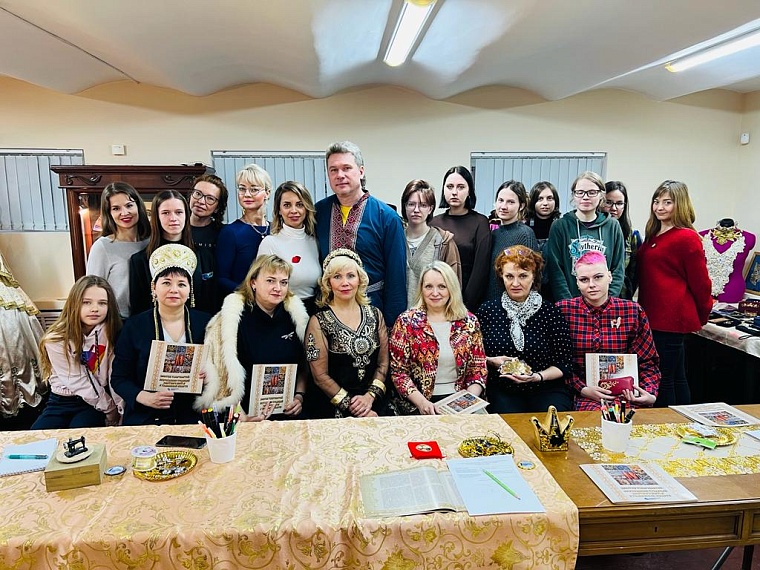 Выставка золотного шитья в Доме Машарова поразила тюменцев и гостей города