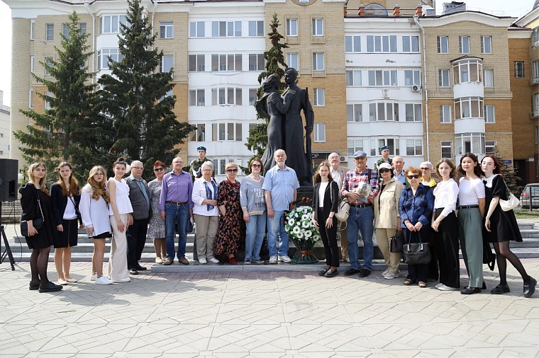 Совет ветеранов Союза журналистов Тюменской области возложил цветы к мемориалу «Прощание»