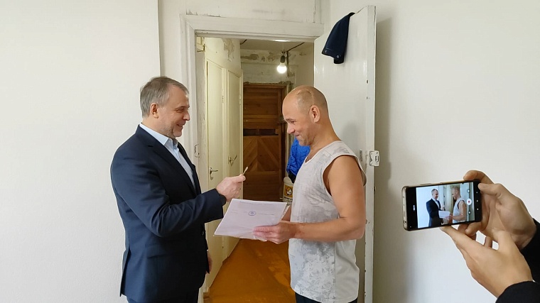 Депутат Госдумы Николай Брыкин помог купить тюменскому инвалиду двухкомнатную квартиру