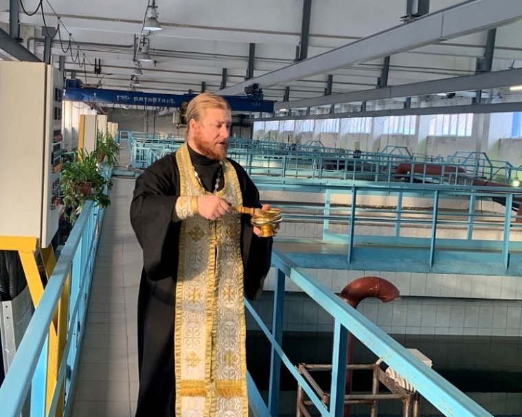 В Тюмени на Крещение освятили воду на водоочистных станциях