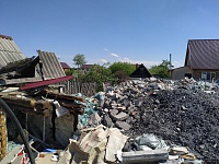 Дачники в шоке: в СНТ "Малинка" у соседа на участке выросли горы строительного мусора