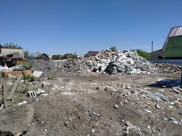 Дачники в шоке: в СНТ "Малинка" у соседа на участке выросли горы строительного мусора