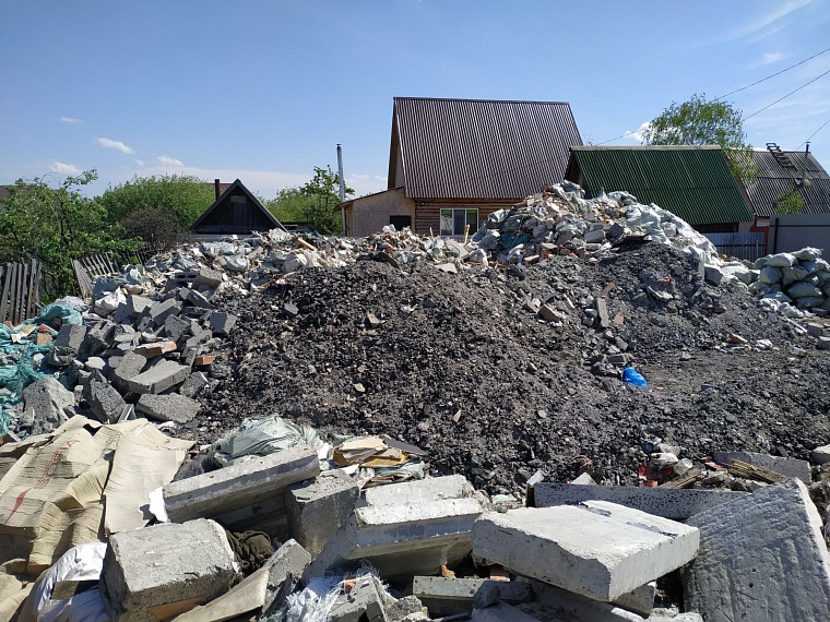 Дачники в шоке: в СНТ "Малинка" у соседа на участке выросли горы строительного мусора