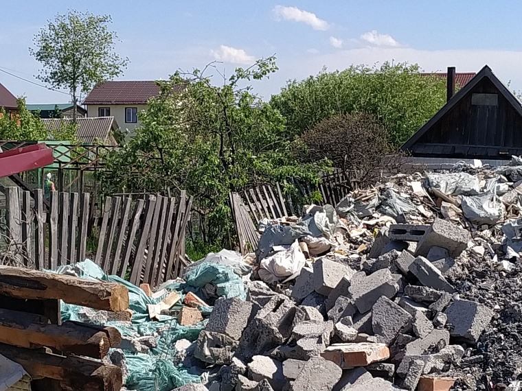 Дачники в шоке: в СНТ "Малинка" у соседа на участке выросли горы строительного мусора