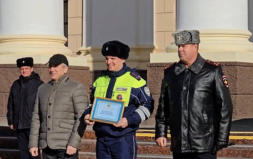 Губернатор Тюменской области и глава УМВД передали автоинспекторам 15 новых патрульных машин