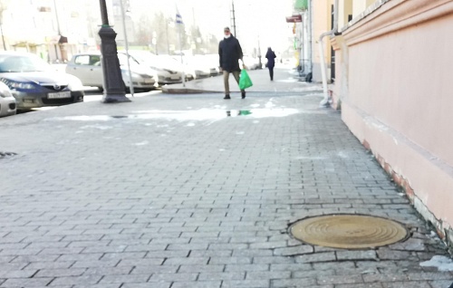 Тюменцев призывают сообщать, где открыты канализационные люки