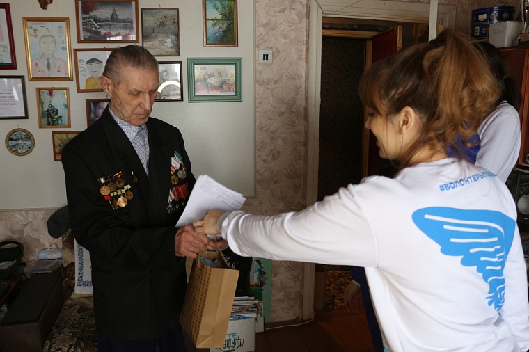 Тюменские волонтеры поздравили участников Великой Отечественной войны