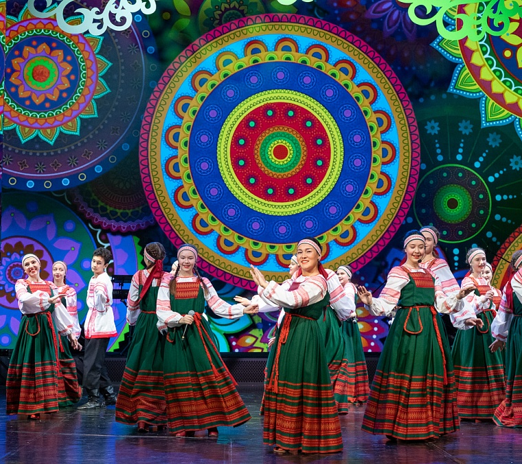 Яркое выступление народного ансамбля 
