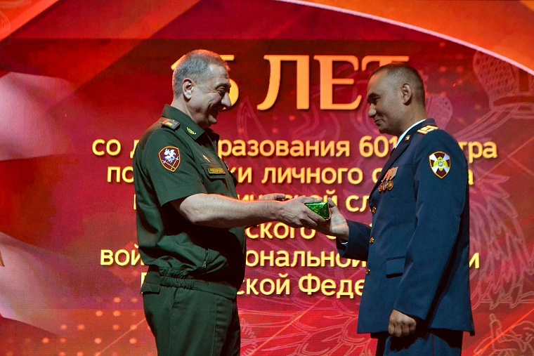 Лучших бойцов Центра подготовки кинологов наградили медалями и нагрудными знаками