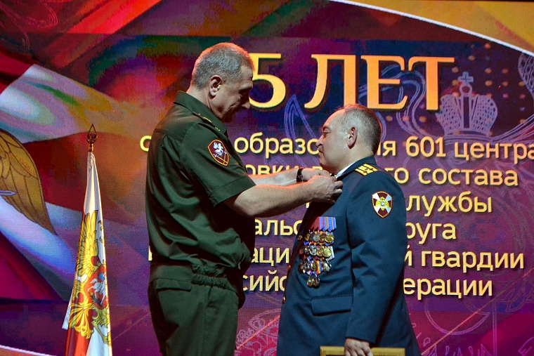 Лучших бойцов Центра подготовки кинологов наградили медалями и нагрудными знаками