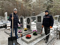 Молодые тюменцы прибрали могилу героя Великой Отечественной войны
