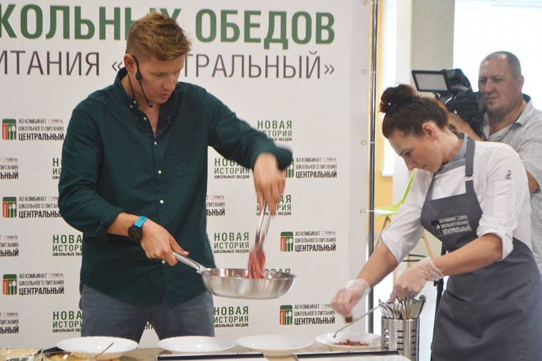 Известный шеф-повар  Александр Белькович продегустировал школьное меню в Тюмени