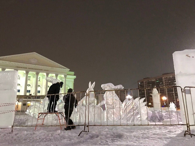 На площади 400-летия Тюмени создают сказочные фигуры и ледовый городок