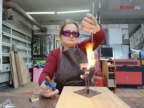 Как тюменская семья Авдеевых создает волшебные витражи и люстры